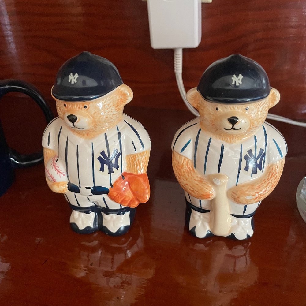 NY Yankees salt and pepper shaker set